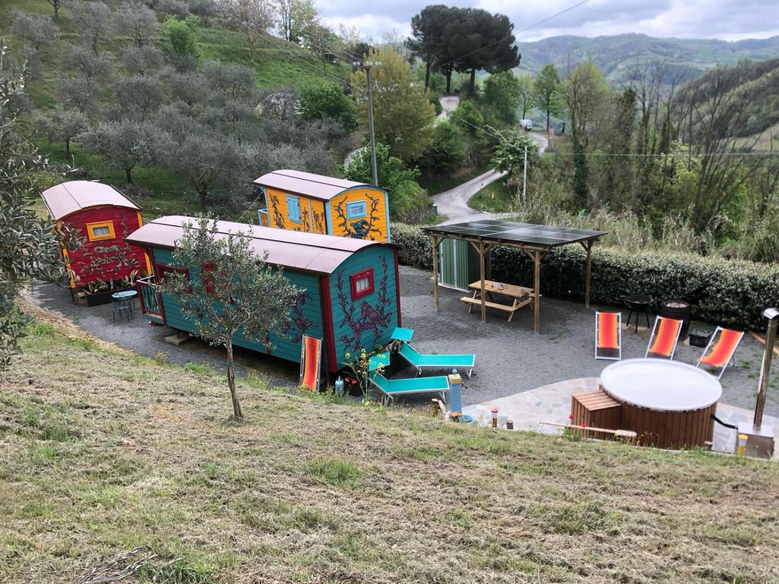 Agriturismo La Rovere - I Carrozzoni Gitani Cossano Belbo Exteriör bild