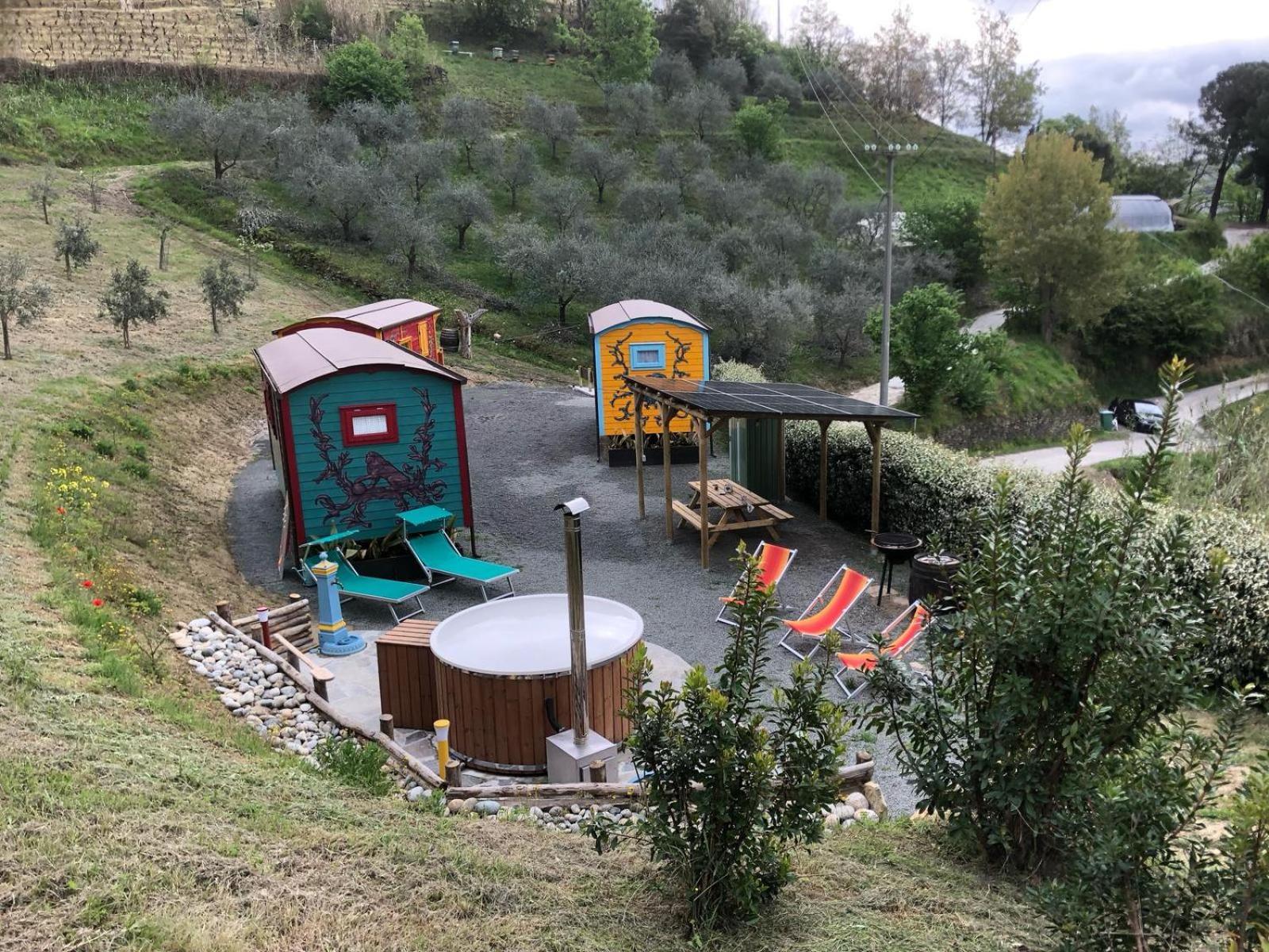 Agriturismo La Rovere - I Carrozzoni Gitani Cossano Belbo Exteriör bild