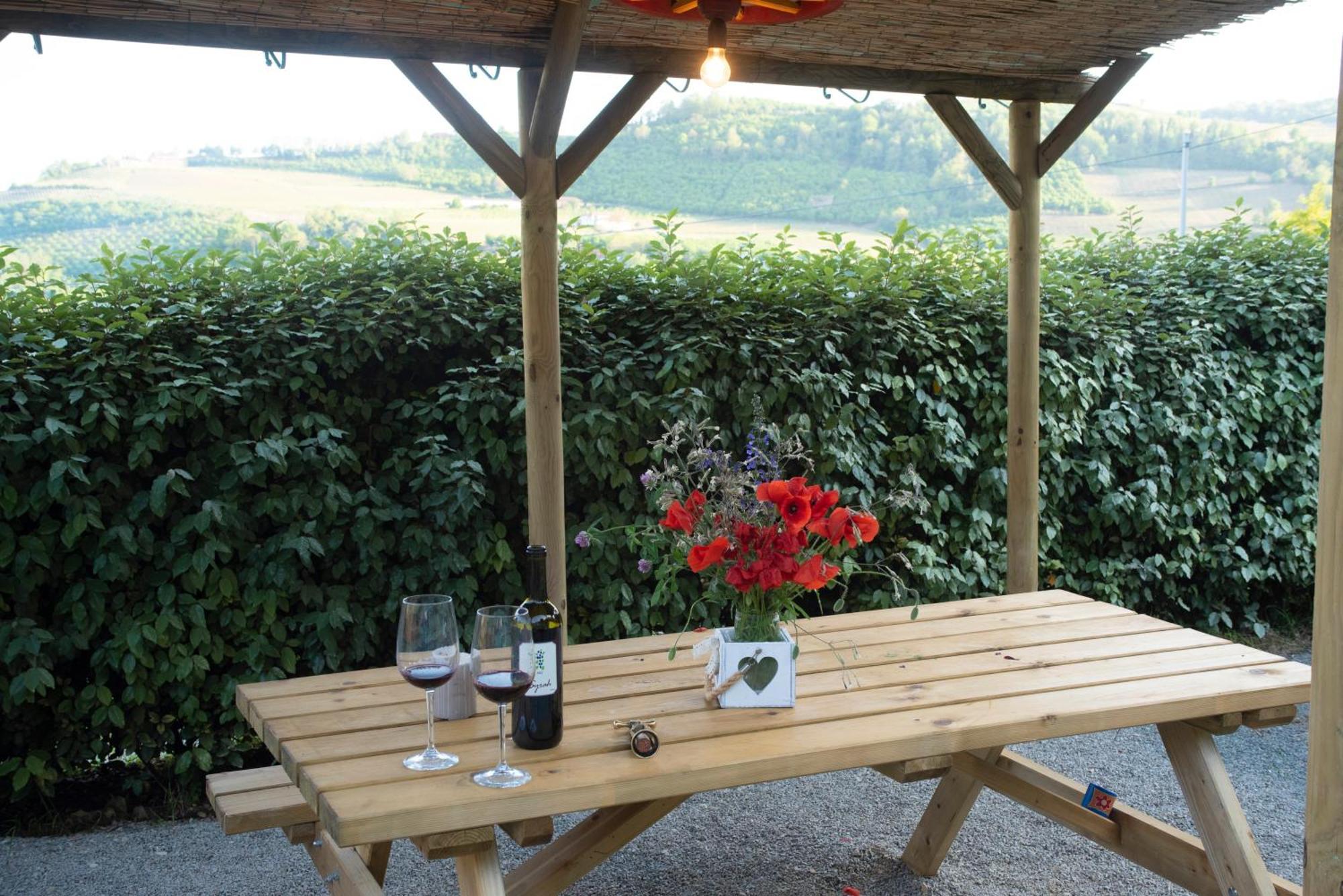 Agriturismo La Rovere - I Carrozzoni Gitani Cossano Belbo Exteriör bild