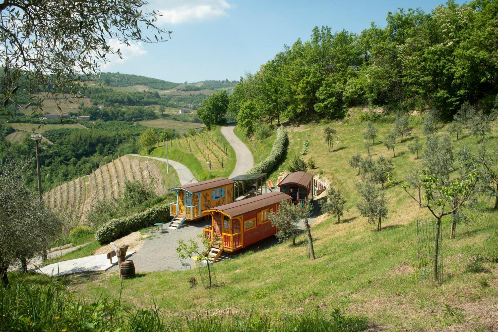 Agriturismo La Rovere - I Carrozzoni Gitani Cossano Belbo Exteriör bild